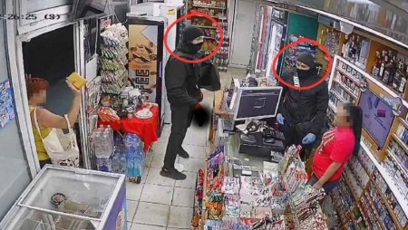 Маскирани и въоръжени мъже обраха магазин във Варна