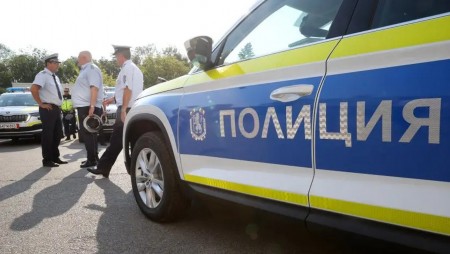 Униформени обезвредиха с електрошок агресивен шофьор, съпругата му ги нападна с дърво