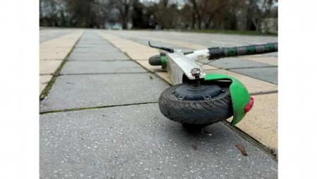Двама, качили се на тротинетка, удариха пешеходка