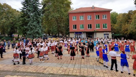 В Нови пазар се проведе 10-то издание на фестивала „Автентични ритми”