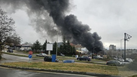 Във Варна пожар изпепели автосервиз