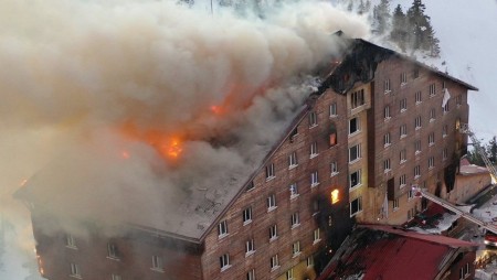 Близо 80 души загинаха при пожар в хотел в турския ски курорт Карталкая