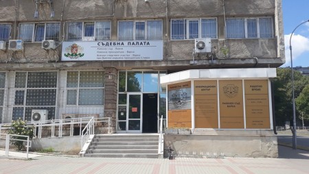Съдът обяви условно наказание за извършител на длъжностно присвояване и кражба