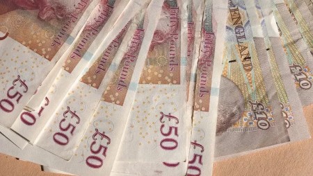 След злоупотреба на българи: Великобритания затяга контрола върху социалните помощи