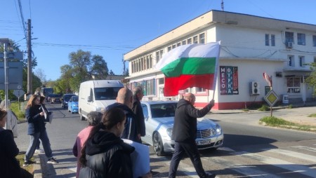 Жители на Приселци спират движението в селото, протестират срещу изграждането на ветропарк