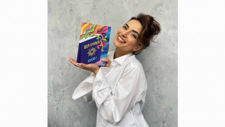 Книжният феномен „Щастливей“ от Изабел Овчарова, която накара хиляди хора да заобичат четенето, излиза в ново допълнено издание