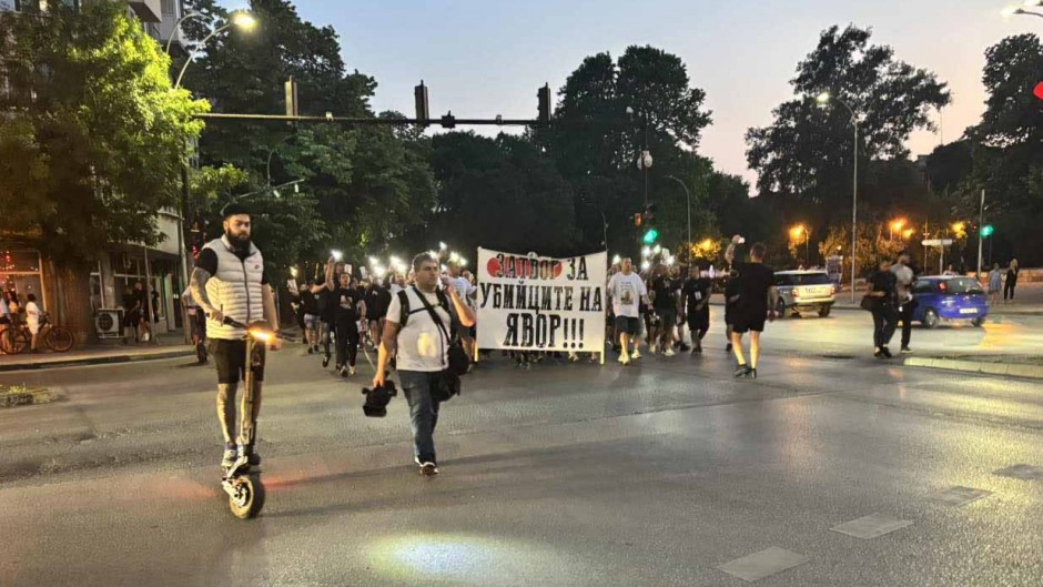 Момент от снощния протест във Варна