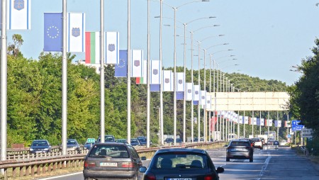 Общината постави 174 знамена на входовете и изходите на Варна