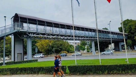 Средният асансьор на пасарелката в „Аспарухово“ отново функционира