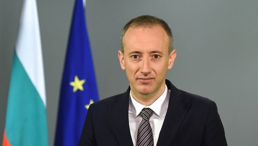 Очакват се около 57 000 първокласници през новата учебна година, каза министър Красимир Вълчев