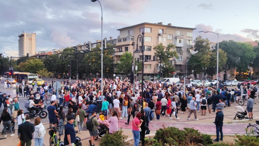 Варненци протестираха срещу ареста на кмета Благомир Коцев, блокираха кръстовището пред общината