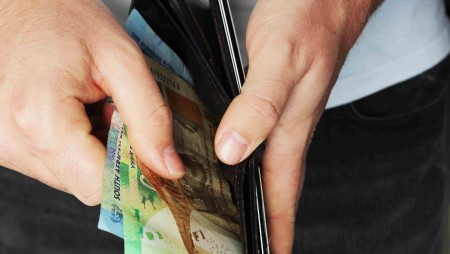 Средната брутна месечна работна заплата в област Варна за април 2025 г. е близо 2400 лв.