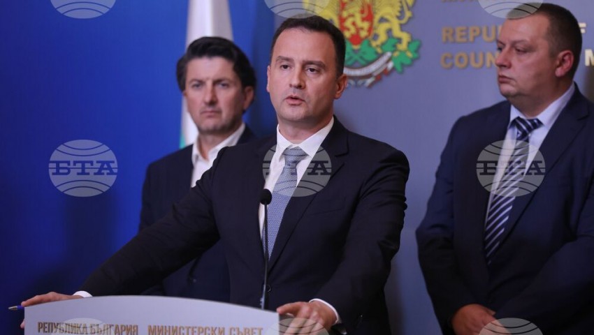 В района на наводненията по Черноморието има превантивно спиране на електричество, за да не се стигне до токови удари, каза министър Жечо Станков