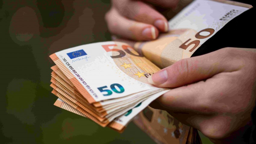 Заради приемането на еврото 31 декември и 2 януари 2026 г. да бъдат обявени за почивни дни се предлага в проекторешение на Министерския съвет
