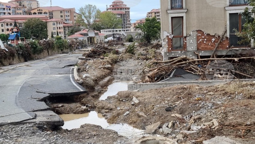 Четвърта жертва на наводненията бе открита в курорта Елените