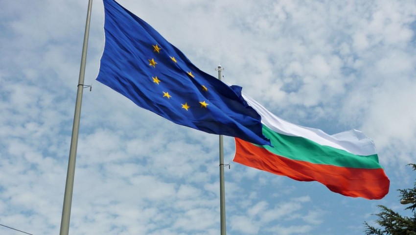 Община Варна ще поднови флаговете на България и ЕС на пилоните до спирка „Почивка“