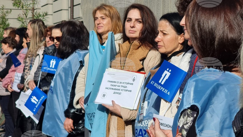 Служители на Агенцията по заетостта, „Главна инспекция по труда“ и АСП във Варна протестираха с искане за достойно заплащане