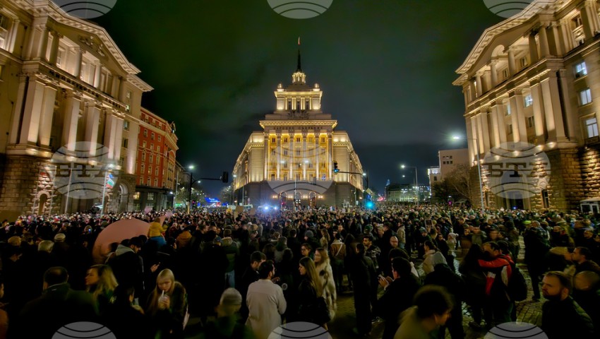 Протестът срещу приемането на бюджета ескалира, протестиращите се опитаха да обърнат полицейски бус