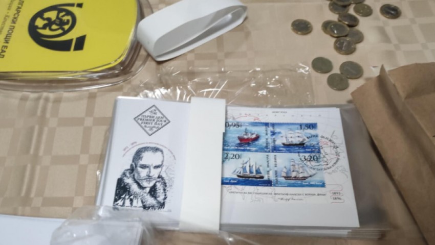 Пощенска марка с научноизследователския кораб 