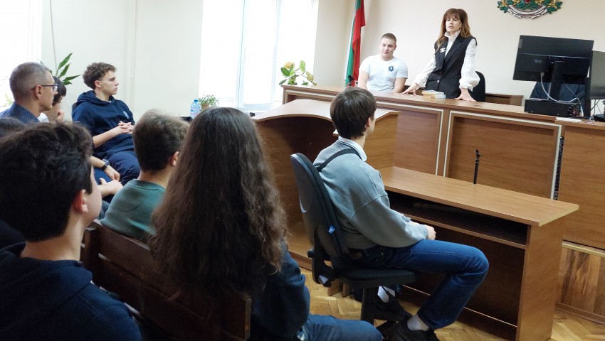 Съдия Ивелина Желева от Варненския районен съд проведе образователна среща с гимназисти