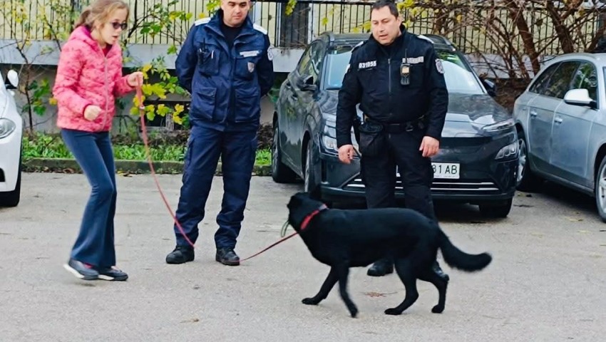 Полицаи направиха показно пред деца със специални образователни потребности