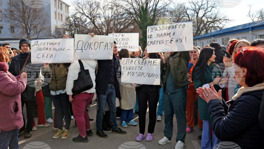 Работещи в МБАЛ „Св. Анна“ във Варна излязоха на протест заради липсата на допълнително възнаграждение