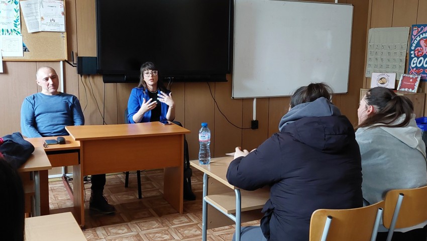 Съдии от Районния съд провеждат образователни срещи в гимназията по текстил и моден дизайн в града