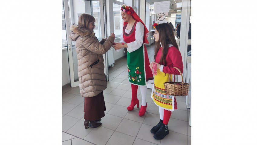 В първия работен ден на март клиентите на НАП -- Варна, получиха мартеница за здраве