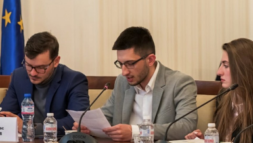 Студент от Варна представи визия за развитието на България на кръгла маса в Народното събрание