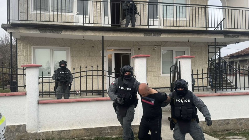 Полицията във Варна провежда акция срещу купуване на гласове, задържани са трима души