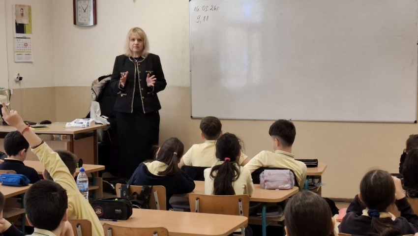 За правото, изборите и една спонтанна прегръдка: Съдия от Окръжен съд – Варна, гостува на петокласници