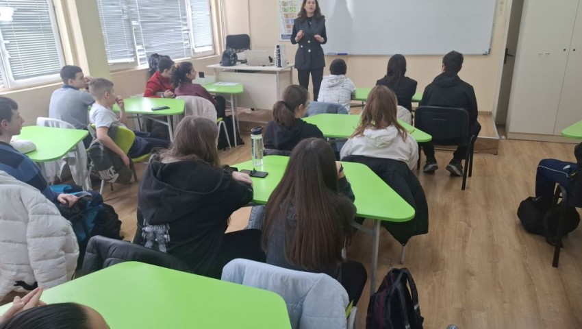 „Бихте ли дишали през това?“: Съдия от Окръжен съд – Варна с нагледен експеримент за вредата от вейповете пред шестокласници