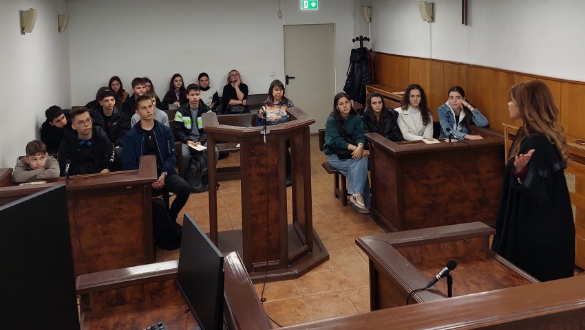 Доброволци от клубове по превенции проведоха среща-разговор със съдия Ивелина Желева