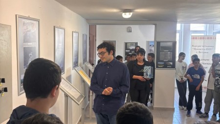 Библиотекар от Нови пазар подготви серия от изложби на авторски снимки и стихотворения