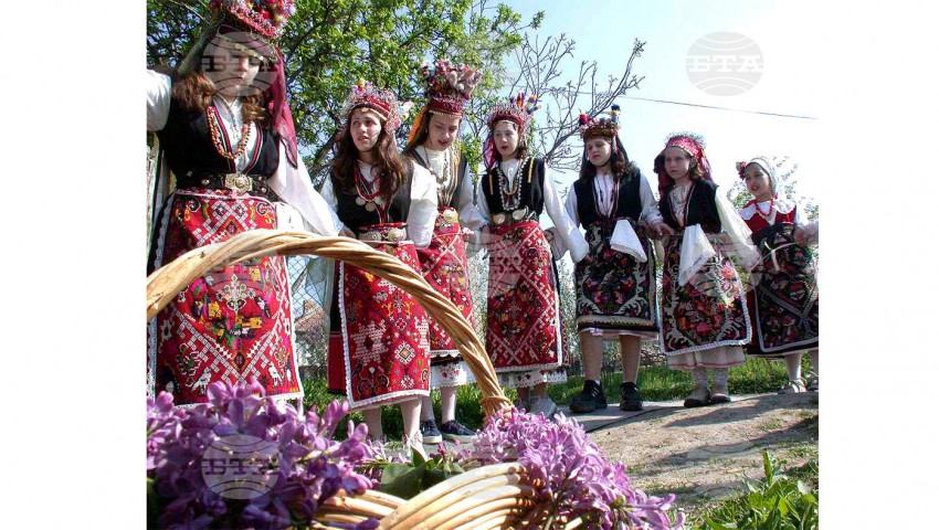 След като преминат през лазаруване, девойките могат да ходят по седенки и да бъдат поискани за жени, разказа доц. Веселка Тончева
