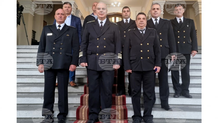 В навечерието на 6 май командирът на ВМС отличи служители на флота