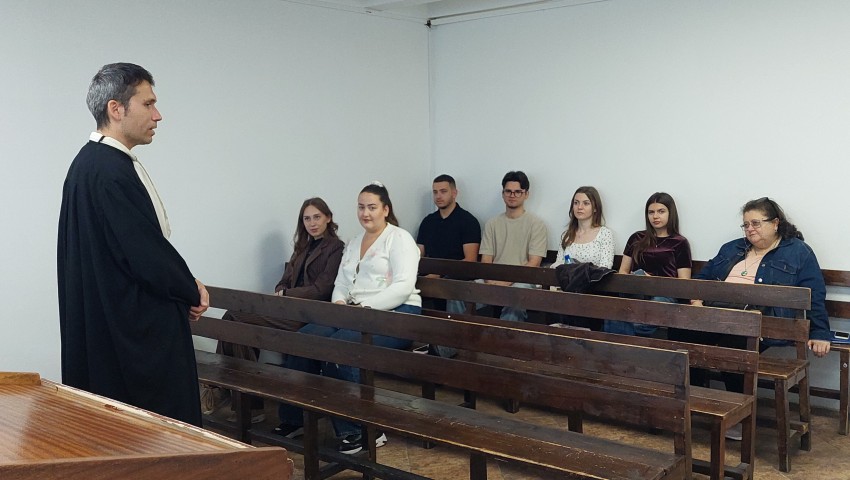 Практическо образователно посещение в Районен съд – Варна, направиха студенти-първокурсници от ИУ