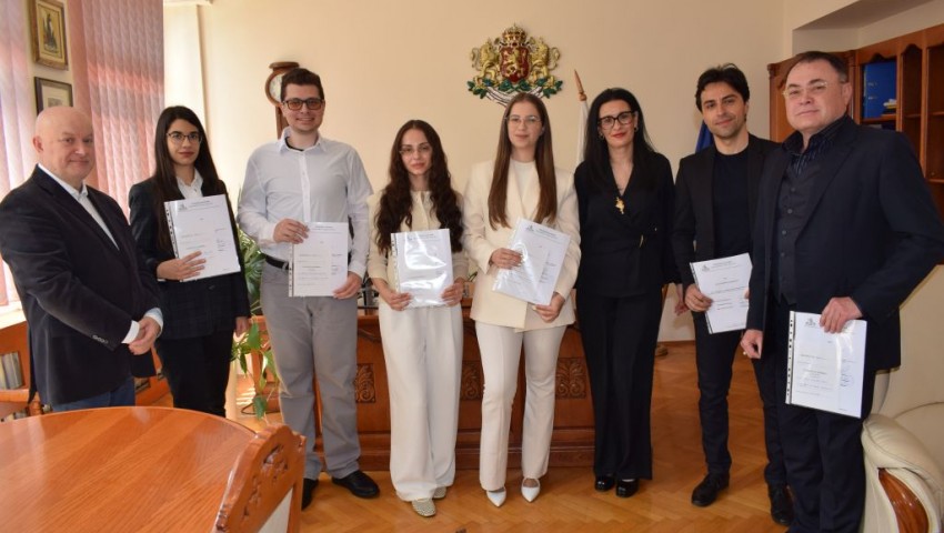 Шестима стажант-юристи встъпиха в длъжност в Окръжен съд - Варна