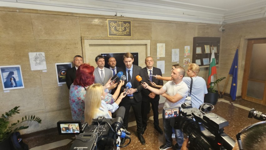 Задържани са петима служители на район „Приморски“ във Варна и 20 собственици на имоти на територията на града, съобщи Любомир Николов
