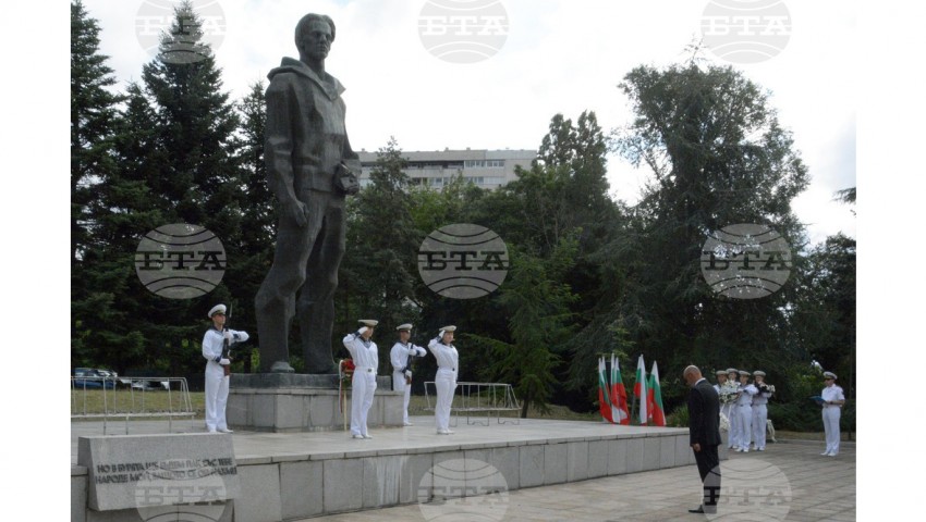 С военен ритуал и полагане на венци ВВМУ почете 84-годишнината от разстрела на Никола Вапцаров