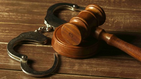 Окръжният съд във Варна остави под стража мъж, запалил съпругата си