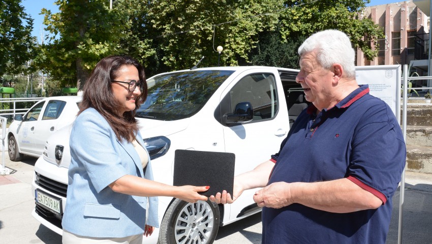Община Варна осигури два нови електрически автомобила за нуждите на социалните услуги