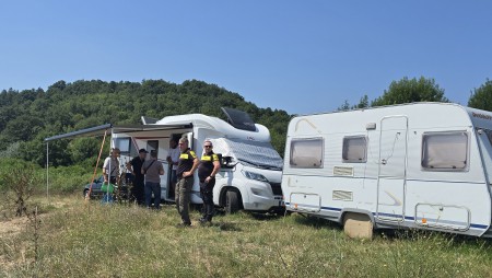 Първата от серията проверки за незаконно разполагане на палатки, кемпери и каравани започна днес на плажа Бяла- Карадере