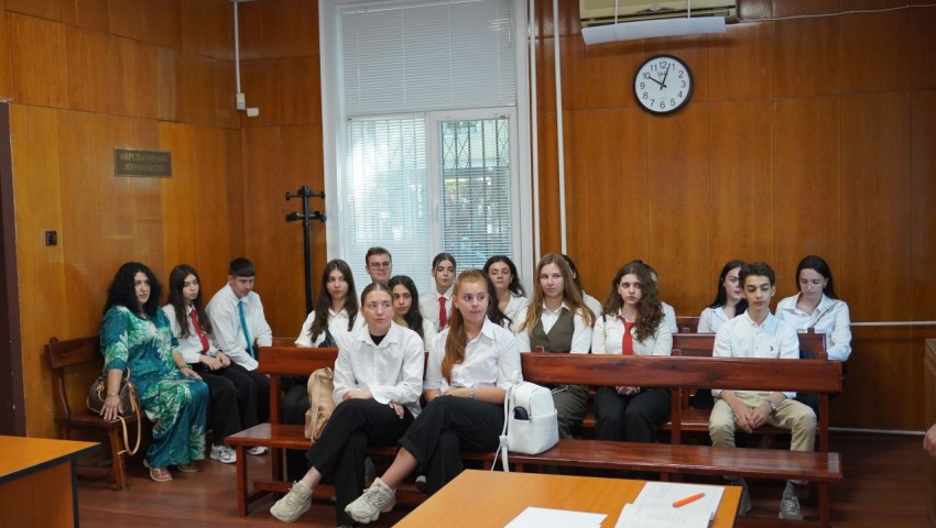 16 ученици от Хуманитарната гимназия започнаха производствена практика в Окръжен съд - Варна