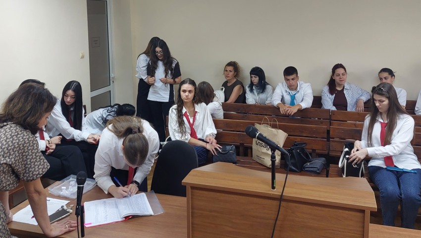 Ученици от профилирани паралелки „Съдебна администрация“ провеждат лятна практика в Районен съд – Варна