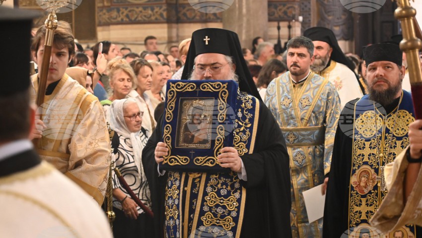 С литийно шествие във Варна бе посрещната чудотворната Хавайска мироточива Иверска икона на Пресвета Богородица