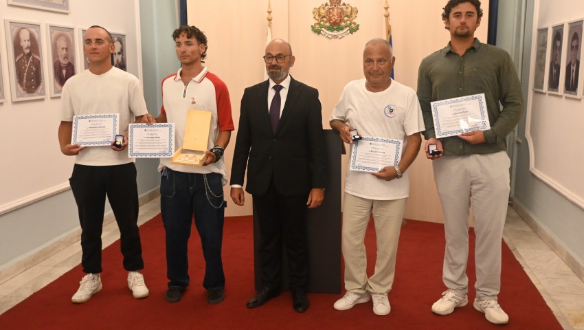 Областният управител награди четирима спасители от морски плаж Варна – Централен
