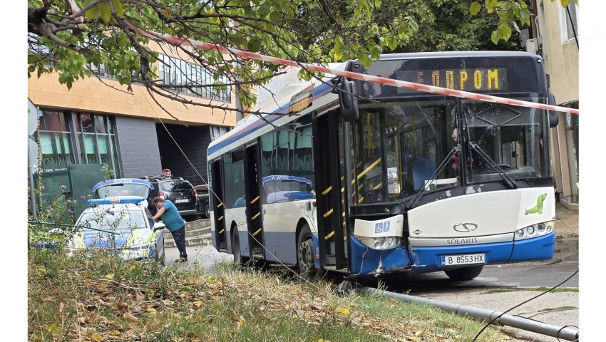 Градски автобус катастрофира на ул. „Тихомир“ във Варна