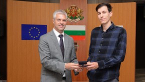 Кметът Благомир Коцев награди велосипедиста Добромир Костадинов, спасил живота на блъснат пешеходец