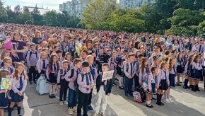 1164 ученици изпълниха училищния двор на Средно училище „Гео Милев“ в първия учебен ден